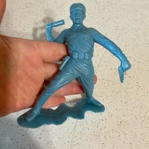 Plastimarx 5 1/2 in action Russian Soldier with gun & grenade